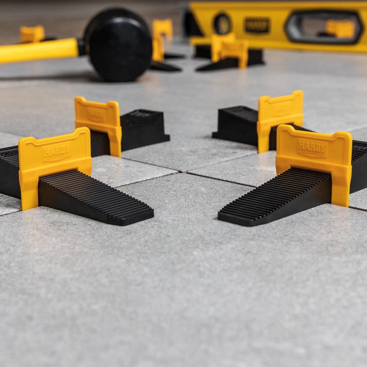 hardy-kliny-do-poziomowania-plytek-50-szt-w-woreczku (1).jpg