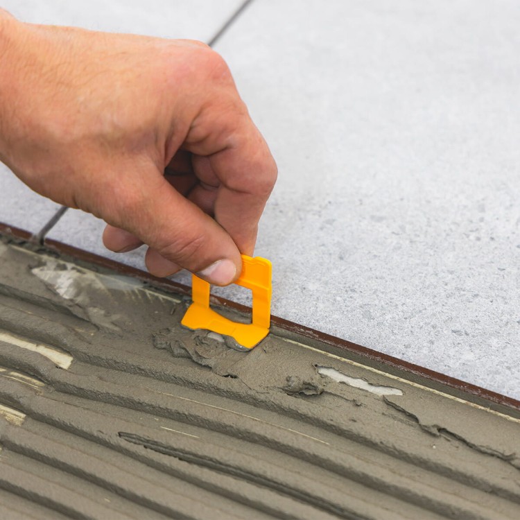 hardy-klipsy-do-poziomowania-plytek-fuga-3-mm-gr-3-16-mm-400-szt-w-wiaderku (1).jpg